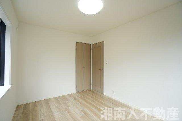 藤沢市鵠沼藤が谷４丁目１９－１９戸建ての洋室|明るい洋室です