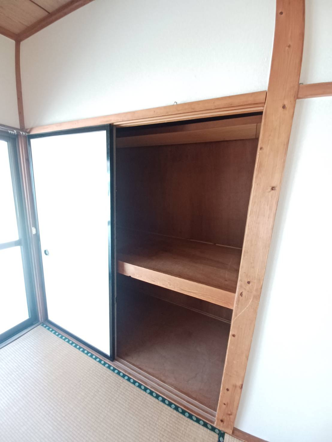 みどり宅建寺前貸家の収納