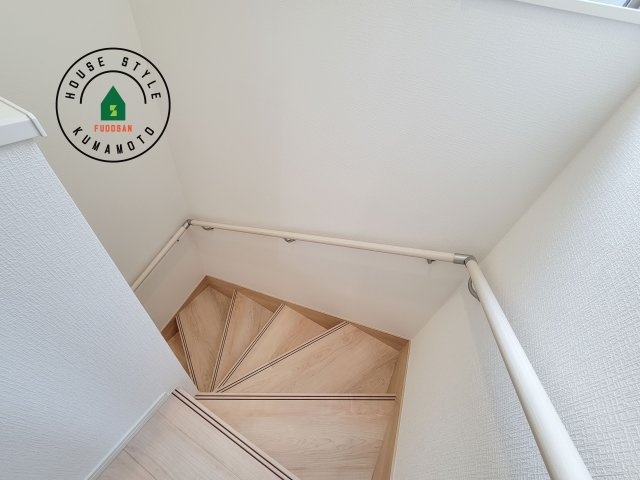 菊池市西寺第2-4棟（2号棟）の内装|＜手すり付階段＞手すりがないと階段の昇り降りで危険なことはもちろん、壁に手をつきながら歩くことで壁紙が汚れやすくなります。すべての方に快適に昇り降りしていただくため、手すりを設置しました。