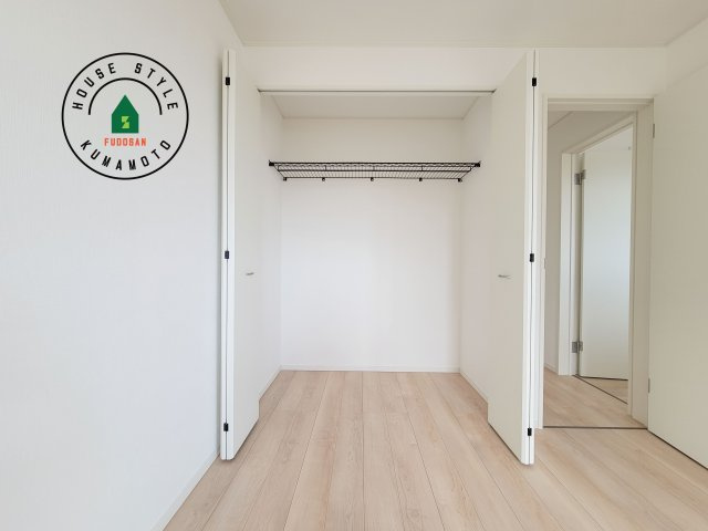 菊池市西寺第2-4棟（2号棟）の収納|【WIC（ウォークインクローゼット）】 たくさんの洋服をかけてもシワになりにくいウォークインクローゼット。洋服以外にも、普段使わない家電やスーツケース、ストック品など何でも片付く嬉しい空間です。