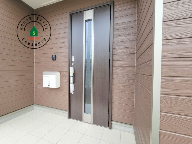 菊池市西寺第2-4棟（2号棟）の玄関|地盤調査済 / 玄関へ向かうまでのアプローチに漂う上質が期待感をもたせます。玄関は建物の顔。落着きを醸し出した自己主張が心に訴えてきます。