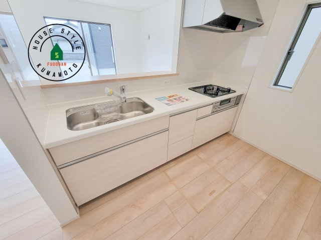 菊池市西寺第2-4棟（2号棟）のキッチン|カウンターキッチンなら、リビングで遊ぶ子供の様子を見ながら料理ができるので安心です。料理を運んでもらったり、子供にお手伝いしてもらいやすいのもいいですね。