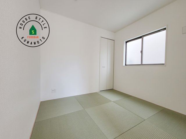 菊池市西寺第2-4棟（2号棟）の和室|和室を上手に活用すると暮らし方の幅が広がります。例えば普段は開け放して、子供の小さいうちはお昼寝や遊びのスペースに。畳はソフトなので転んでもケガをしにくく安心です