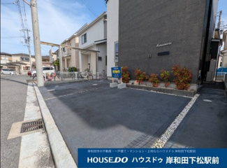 【前面道路含む現地写真】 | 高級感のある石材を使用
