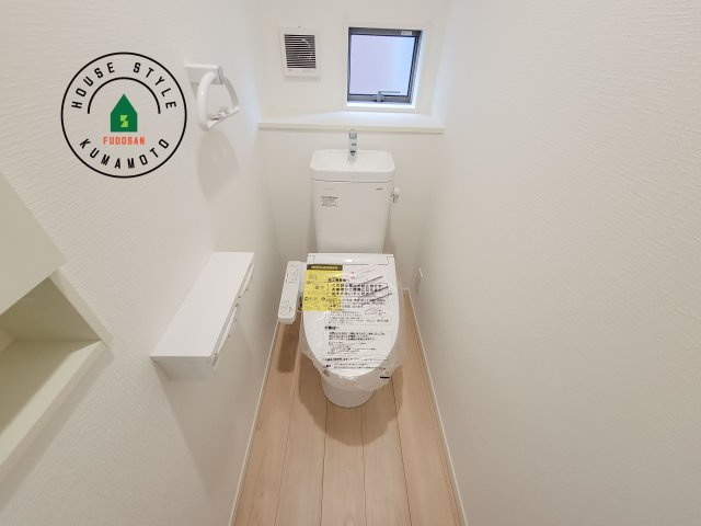 菊池市西寺第2-4棟（3号棟）のトイレ|トイレ・ウォシュレット付。快適で衛生的な洗浄機能付温水シャワートイレです。収納や手すりもついてます。