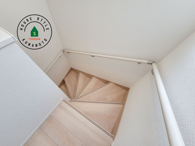 菊池市西寺第2-4棟（3号棟）の内装|＜手すり付階段＞手すりがないと階段の昇り降りで危険なことはもちろん、壁に手をつきながら歩くことで壁紙が汚れやすくなります。すべての方に快適に昇り降りしていただくため、手すりを設置しました。