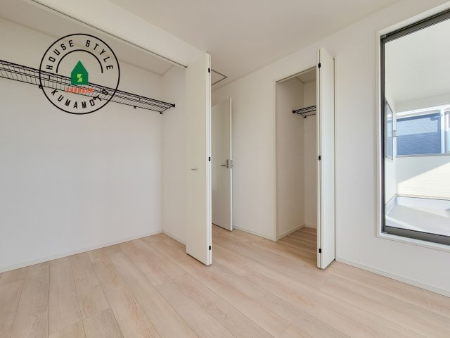 菊池市西寺第2-4棟（3号棟）の収納|【WIC（ウォークインクローゼット）】 たくさんの洋服をかけてもシワになりにくいウォークインクローゼット。洋服以外にも、普段使わない家電やスーツケース、ストック品など何でも片付く嬉しい空間です。