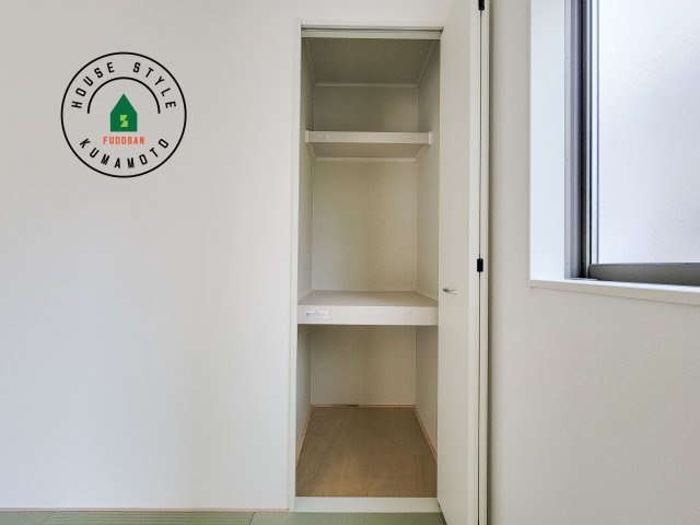 菊池市西寺第2-4棟（3号棟）の収納|壁面クローゼットのメリットは、衣類が横一列に並ぶためひと目で洋服が選びやすいこと。衣類をたくさんお持ちの方も、限られたスペース内に無理なく収納することができます。