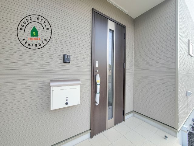 菊池市西寺第2-4棟（3号棟）の玄関|地盤調査済 / 玄関へ向かうまでのアプローチに漂う上質が期待感をもたせます。玄関は建物の顔。落着きを醸し出した自己主張が心に訴えてきます。