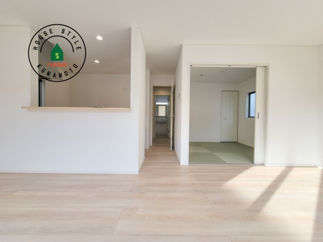 菊池市西寺第2-4棟（3号棟）の居間・リビング|キッチンからリビングをしっかり確認できます。家族の笑顔があふれる空間になりそうですね。