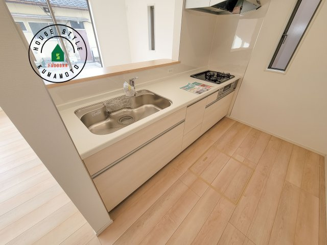 菊池市西寺第2-4棟（3号棟）のキッチン|カウンターキッチンなら、リビングで遊ぶ子供の様子を見ながら料理ができるので安心です。料理を運んでもらったり、子供にお手伝いしてもらいやすいのもいいですね。