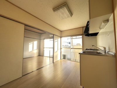 【居間・リビング】 | アイコーポ | 窓を開けたらベランダで、外の風が気持ちよいです！