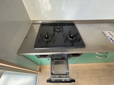 【キッチン】 | アイコーポ | 三口コンロで、グリル付きです。料理がはかどりますね！