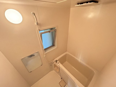 【浴室】 | アイコーポ | 窓が付いているので換気しながら掃除をすることができます！