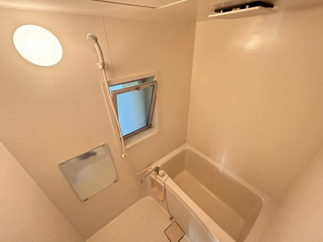 【浴室】 | アイコーポ | 窓が付いているので換気しながら掃除をすることができます！
