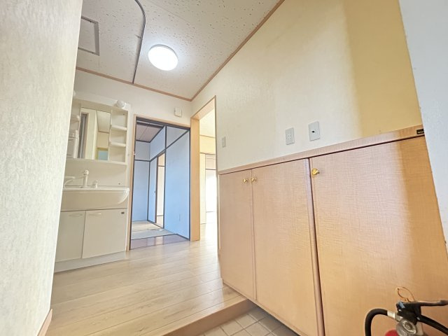 【玄関】 | アイコーポ | 靴を収納できるシューズボックスがあります。とても便利です。