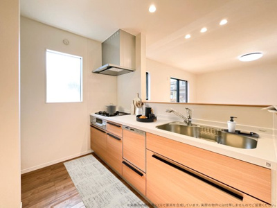 【キッチン】 | 【キッチン　家具設置イメージ】
※画像内の家具家電はCGで作成したイメージです。実際の物件には付帯しません