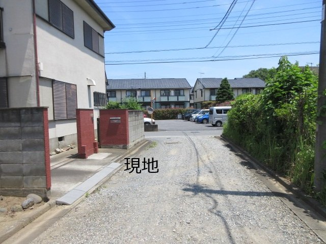 中古戸建　深谷市東方2086-7（リフォーム住宅）の前面道路含む現地写真