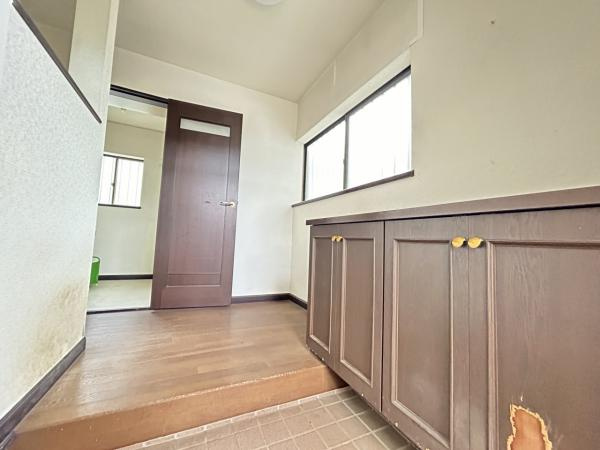 富士市三ツ沢の中古一戸建|【現況販売】玄関（内観）別角度