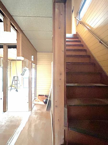 富士市中丸の中古一戸建|【リフォーム中】階段