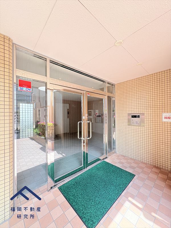 九興マンション百道のエントランス