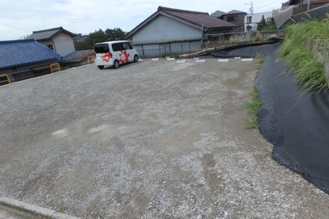 エスティラールの駐車場