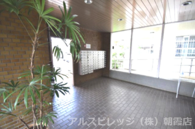 志木パストラルマンションのエントランス|エントランスの様子です。外から日光が良く差し込み、明るくリラックスできる空間となっております。