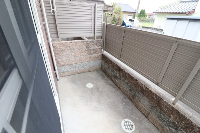 熊本市南区御幸笛田２丁目のアパートのバルコニー