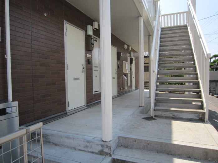 熊本市南区御幸笛田２丁目のアパートのエントランス