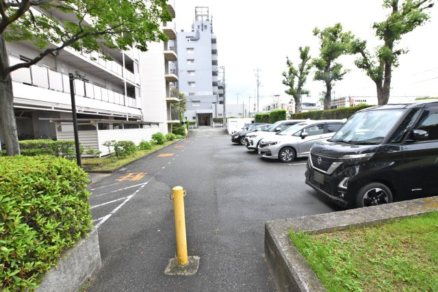 ろうきん昆陽コーポA棟の駐車場|駐車場月額料金：8000円～9000円
※空き状況は要確認