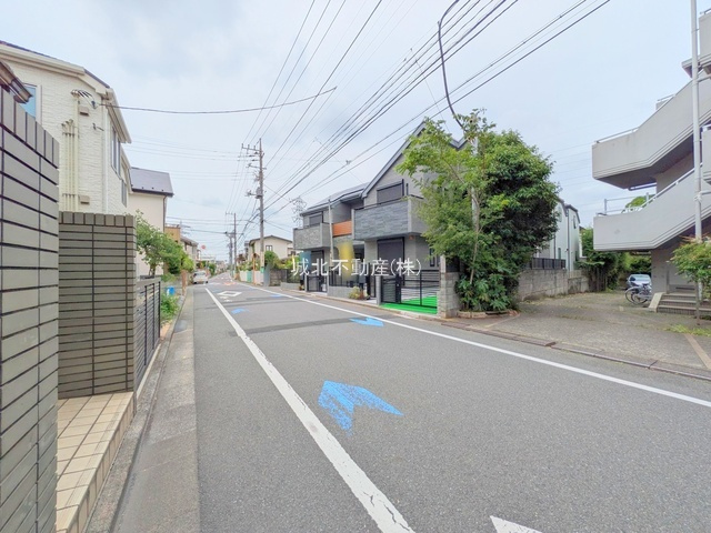 杉並区宮前4丁目 全2棟 B号棟の前面道路含む現地写真