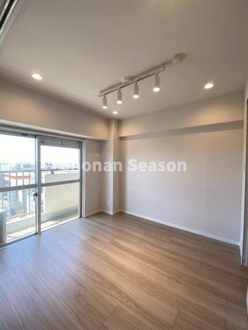 【居間・リビング】 | 南向きの陽光降り注ぐ明るいLDKで、快適にお過ごしただけます。