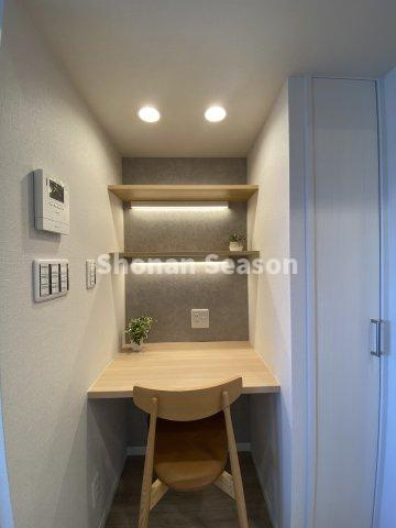 【居間・リビング】 | 近年増加傾向にある在宅ワークにも便利なカウンタースペース付◎