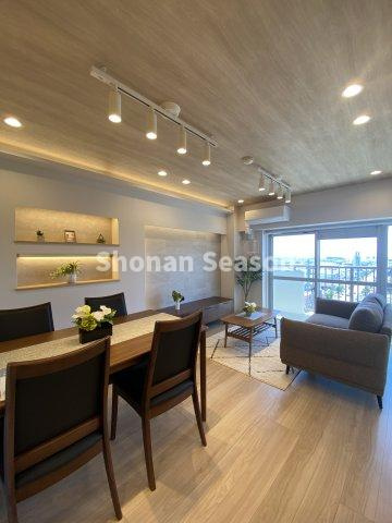 【居間・リビング】 | オシャレな照明が映える内装に仕上がったリビングルーム♪