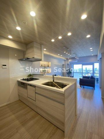 【キッチン】 | 対面キッチンからLDKが見渡せ、ご家族と会話も弾みますよ。