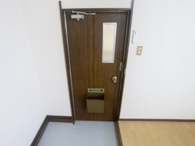 沼沢コーポラスの玄関