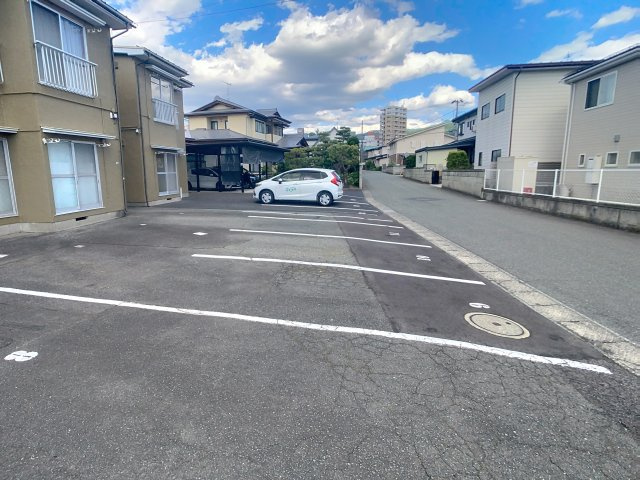 沼沢コーポラスの駐車場