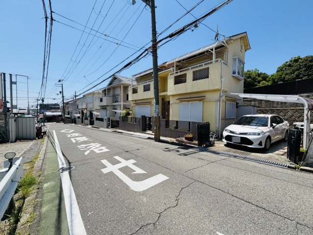 熊取町桜が丘1丁目　中古戸建の前面道路含む現地写真
