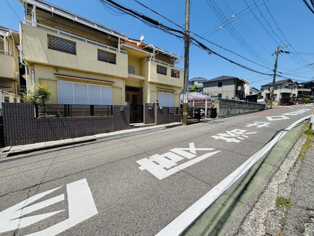 熊取町桜が丘1丁目　中古戸建の前面道路含む現地写真