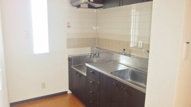 フレア・ウイング林のキッチン|キッチン横に窓付き