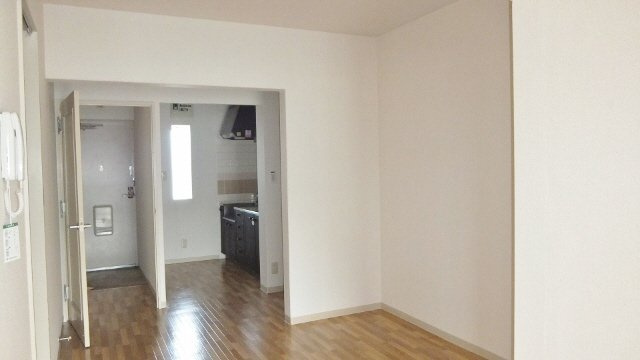 フレア・ウイング林の居間・リビング|リビング9.4帖で御座います。