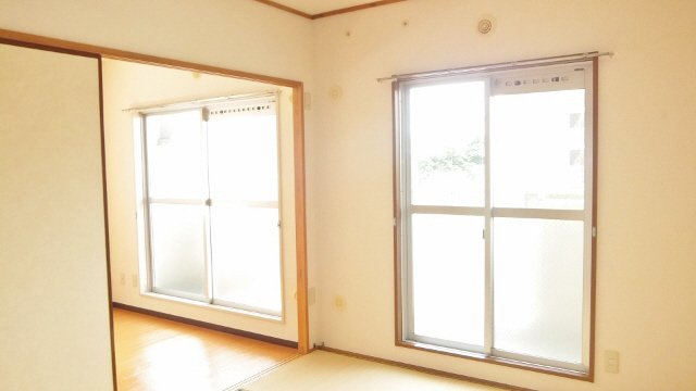 フレア・ウイング林の居間・リビング|明るい室内です