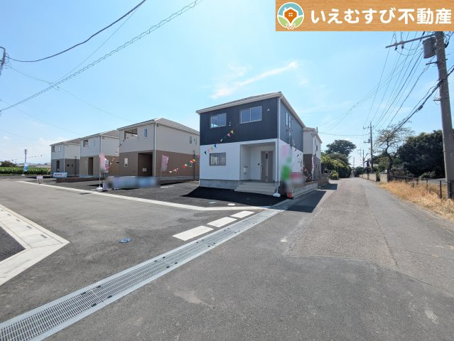 Cradle garden　上里町勅使河原第17の前面道路含む現地写真|充分な広さの前面道路
間口が広くお車の出し入れも問題なく行えるスペースが確保されています♪