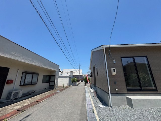 岡山市東区東平島　新築分譲住宅の前面道路含む現地写真