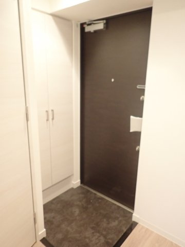 プレサンス南森町ライズの玄関