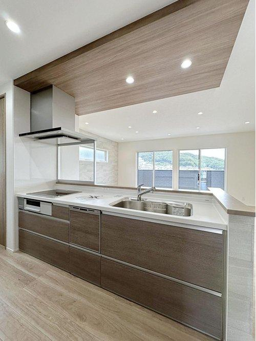 中山新町のキッチン|人造大理石天板使用のシステムキッチン☆
人造大理石天板は水垢が付きにくく汚れが落ちやすいのでお手入れも楽ちんです♪