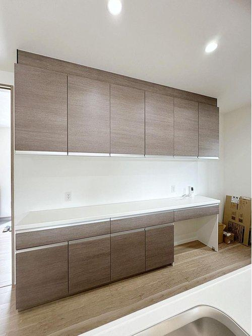 中山新町のキッチン|収納力のある大型カップボード☆
備え付けで耐震性が高く、地震の際の中身落下防止機能があります♪また、パントリーもあるためキッチン周りをすっきりと片付けることができます☆