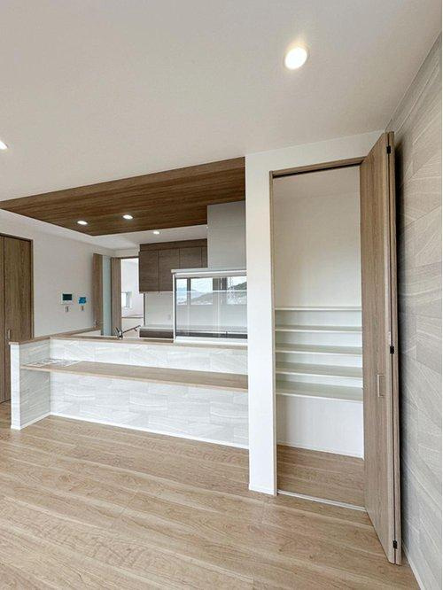 中山新町の内装|リビングに設置されたカウンター☆
隣に可動棚秀収納もあり、お子様の学習スペースなどにぴったりです♪