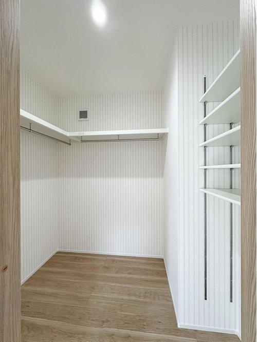 中山新町の収納|全居室収納☆
8帖の主寝室はたくさん収納できるウォークインクローゼットです♪