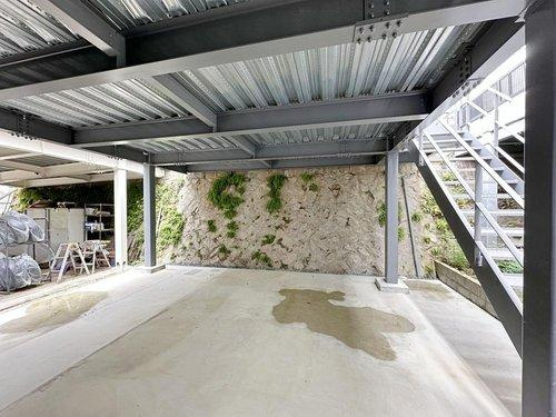 中山新町の庭|駐車場下がテラススペースになっており、直射日光も避けられるのでBBQやお庭遊びにぴったりです♪